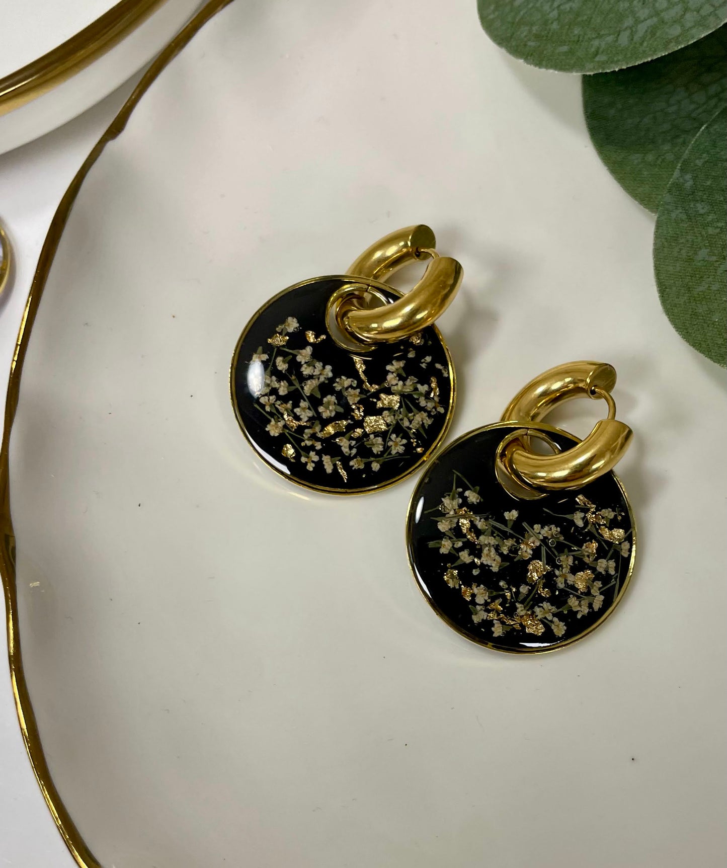 Noire Fleurette Huggie