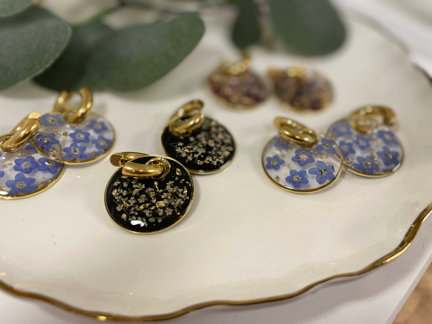 Noire Fleurette Huggie