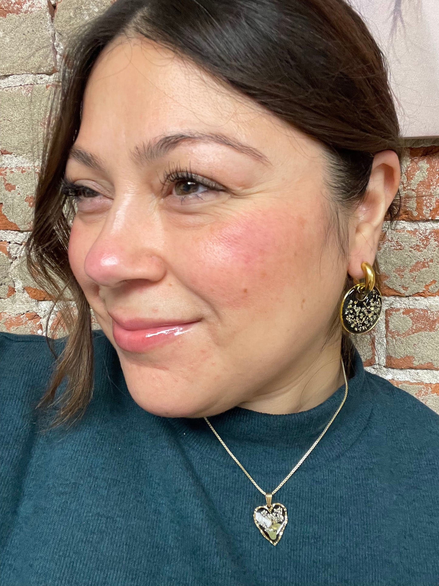 Noire Fleurette Huggie